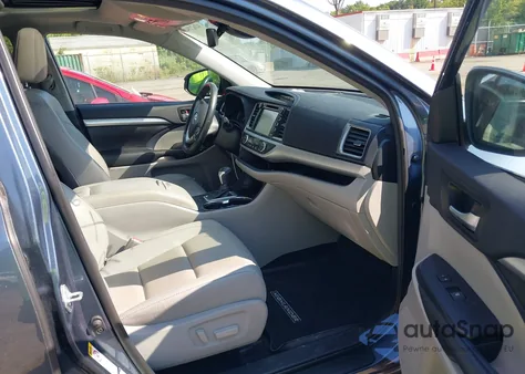 2019 Toyota Highlander Xle z USA, uszkodzony, nr VIN 5TDJZRFH9KS734440